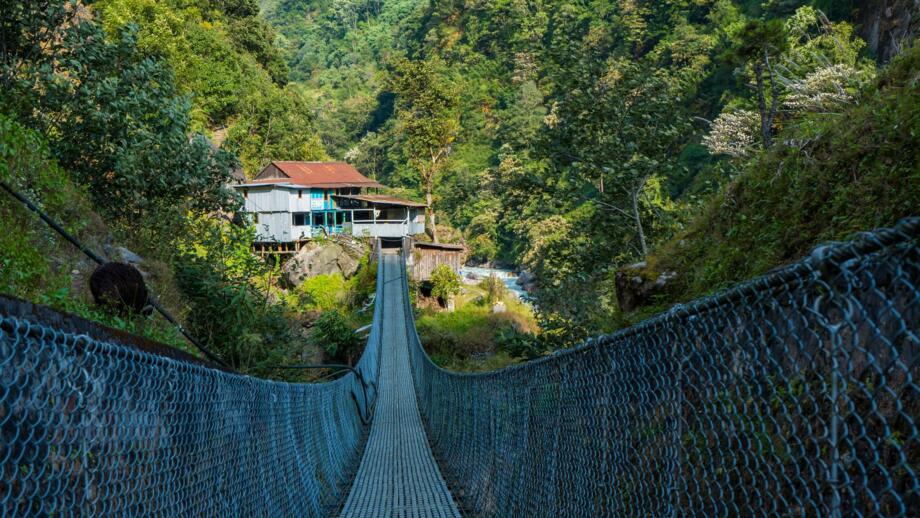 nepal-hiaho-sekathum-itahari-dorf-taplejung-auf-dem-weg-zum-kanchenjunga-base-camp-shutterstock_2443885919.jpg