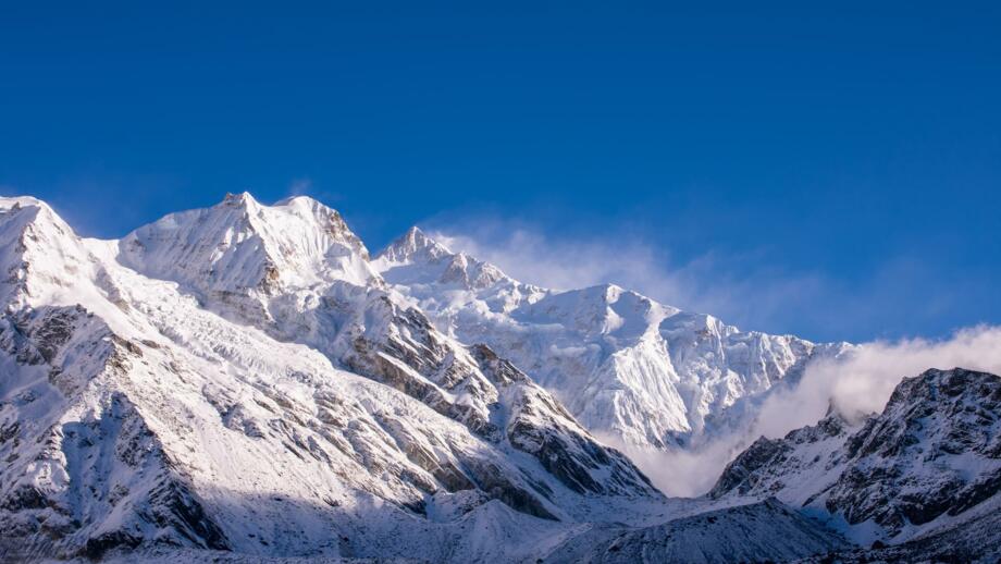 nepal-hiaho-majestaetischer-blick-auf-den-berg-kanchenjunga-vom-aussichtspunkt-1-des-goechala-trek-shutterstock_2478961893.jpg