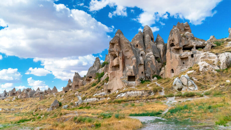 tuerkei-kappadokien-tukap-landschaft-des-schwerttals-kilichisar-vadisi-shutterstock_2030723897.jpg