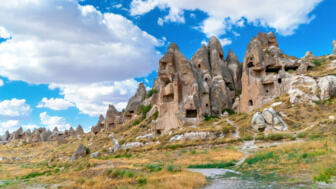 tuerkei-kappadokien-tukap-landschaft-des-schwerttals-kilichisar-vadisi-shutterstock_2030723897.jpg